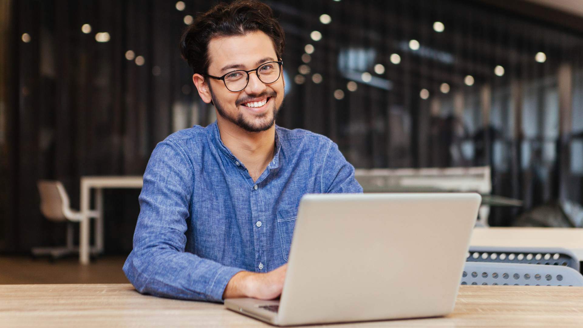 Profissional escrevendo em um notebook, criando conteúdo de alta qualidade