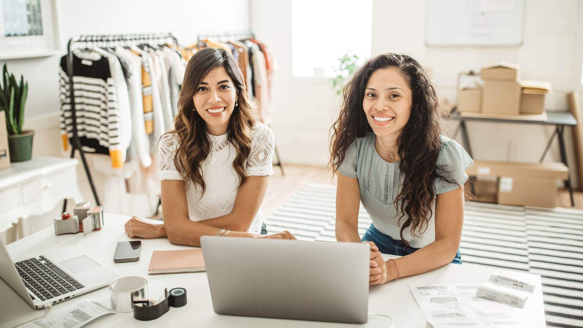 empresáriasno escritorio, representando pequenas e médias empresas