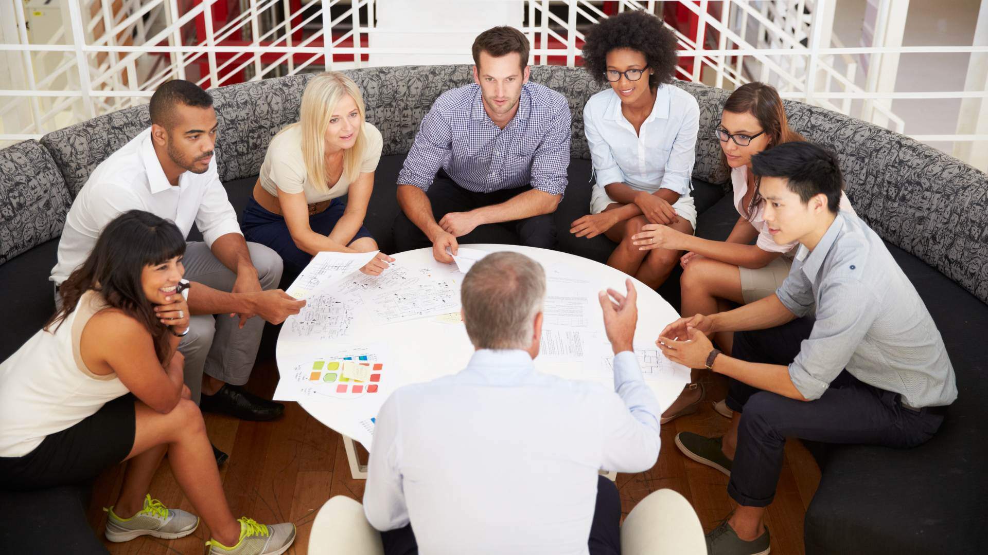 equipe WebPresenceNow em uma reunião estratégica, discutindo diferenciais competitivos